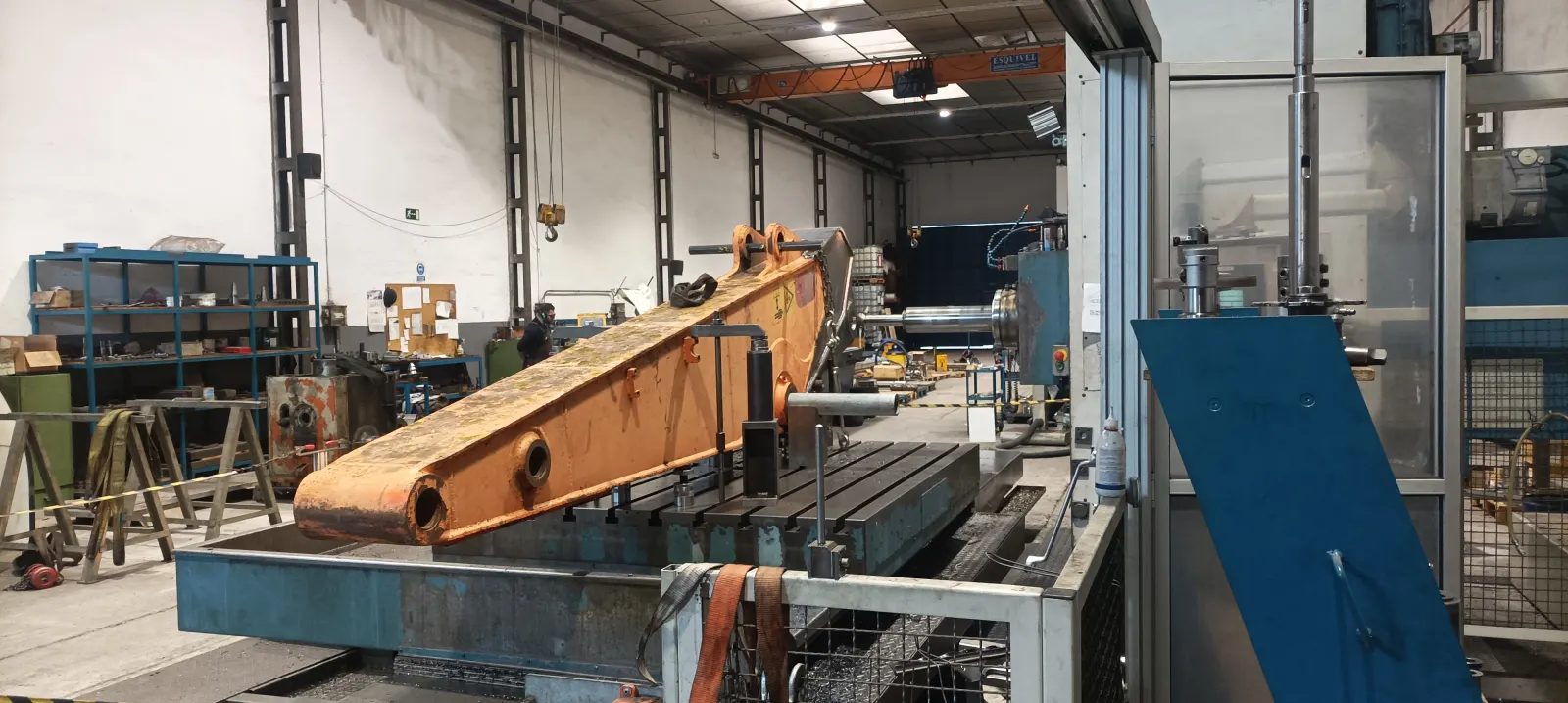 Taller de Mecàniques Tapias: braç d’una excavadora a la mandrinadora CNC